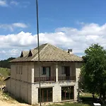 Bujtina E Tomorrit Vendégház *