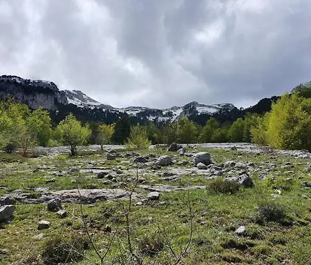 Bujtina E Tomorrit بيت ضيافة