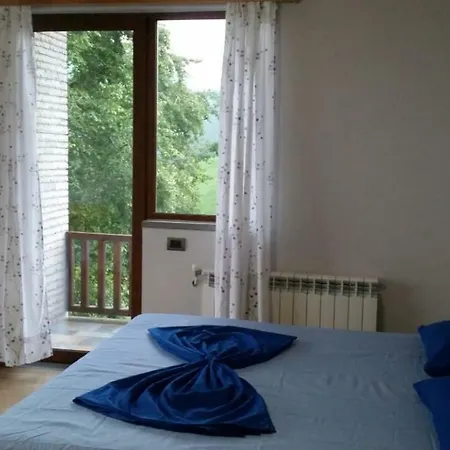 Guest house Bujtina E Tomorrit Ujanik