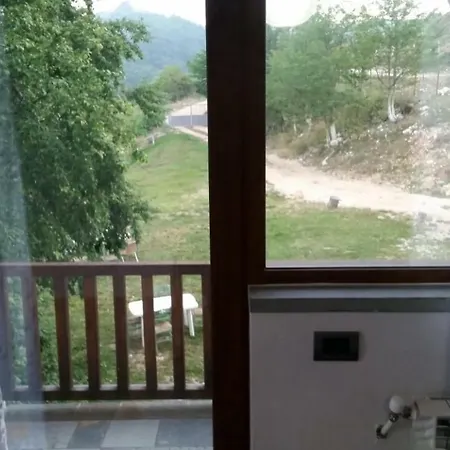 Bujtina E Tomorrit Guest house *