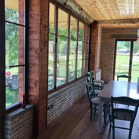 Bujtina E Tomorrit Guest house