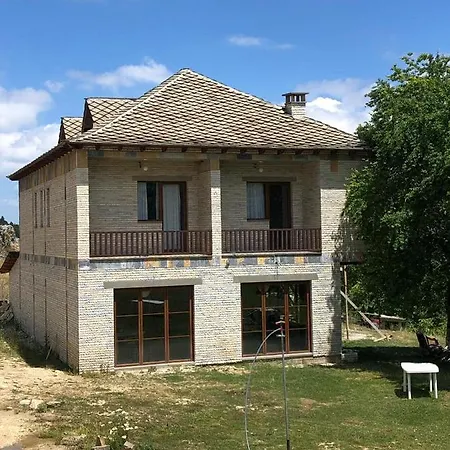 Guest house Bujtina E Tomorrit Ujanik