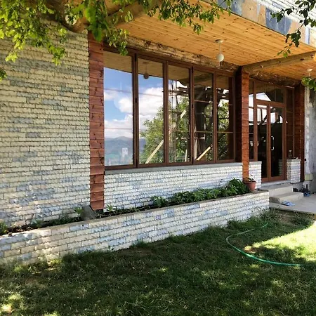 Bujtina E Tomorrit *