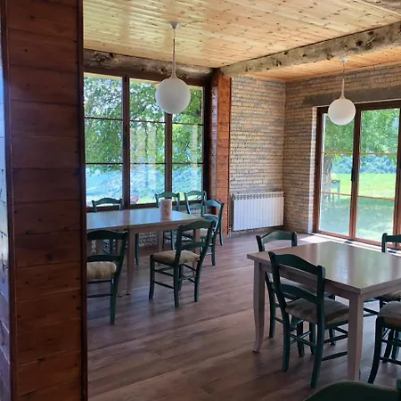 Bujtina E Tomorrit Guest house