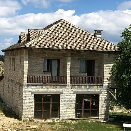 Guest house Bujtina E Tomorrit