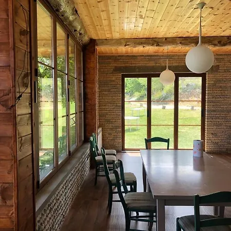 Guest house Bujtina E Tomorrit Ujanik