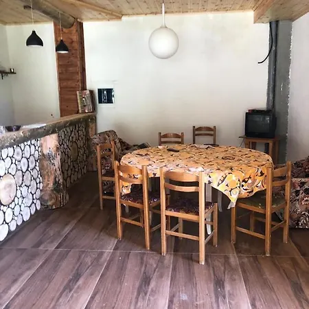 Guest house Bujtina E Tomorrit