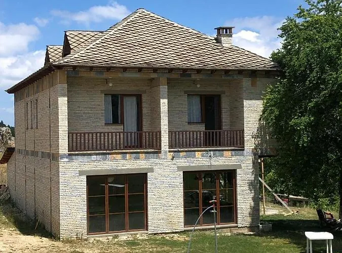 Pensjonat Bujtina E Tomorrit Ujanik