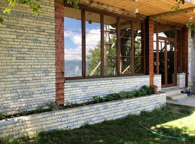 Bujtina E Tomorrit *