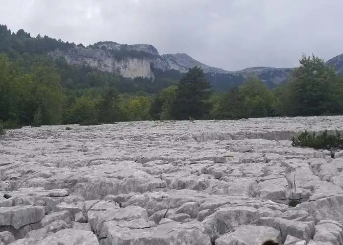Bujtina E Tomorrit * Ujanik