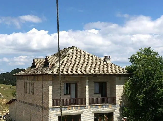 Bujtina E Tomorrit Pensjonat *