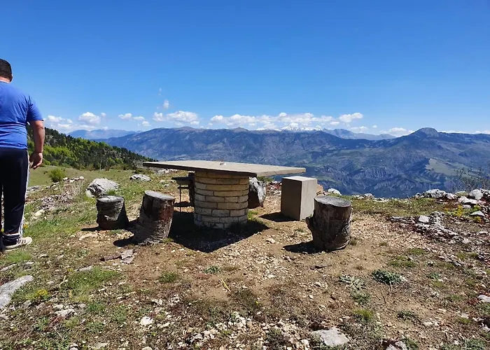 Bujtina E Tomorrit * Ujanik